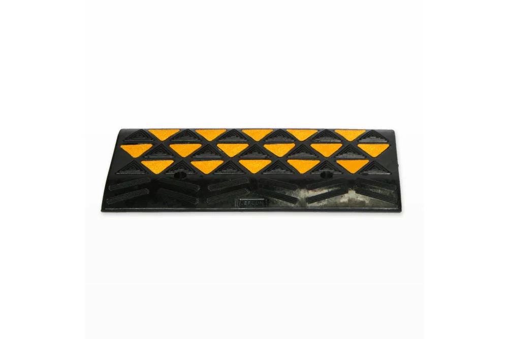 KRR200 Hi-Viz Kerb Ramp Body Rubber 600mm x 450mm x 200mm - Black/Yellow 4 Black and yellow hi-viz rubber kerb ramp body, 600mm x 450mm x 200mm, with a textured surface and triangular reflective elements.